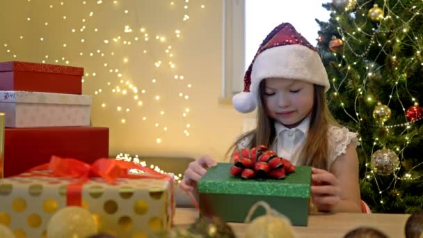 Jour de boxe. La petite fille a reçu un cadeau de Noël magique. L'enfant est heureux. Joyeux Noël. — Video