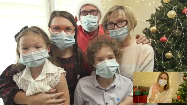 Släktingar som är isolerade på grund av Covid-19-pandemin önskar varandra en God Jul via Internet. — Stockvideo