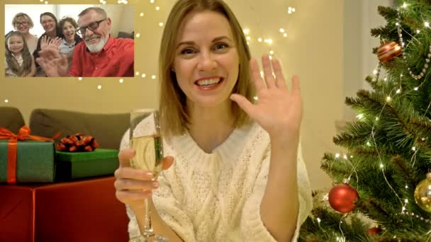 Unge kvinne gratulerer sine kjære som bor langt borte, god jul. Festlig humør. Moderne teknologi. Familievideosamtalekonseptet. – stockvideo