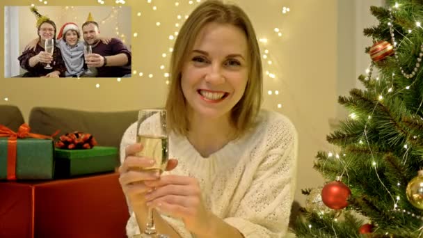 Ung kvinna gratulerar sina nära och kära som bor långt borta, God Jul. Festligt humör. Modern teknik. Koncept för videosamtal. — Stockvideo
