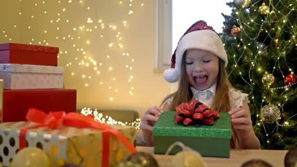 Dia de boxe. A menina recebeu um presente de Natal mágico. A criança está feliz. Feliz Natal!. — Vídeo de Stock