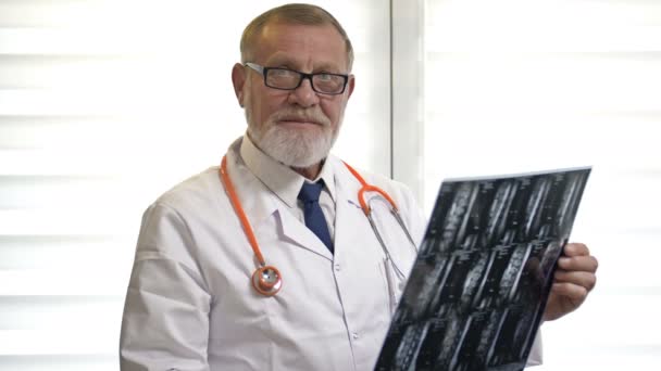 Портрет взрослого врача-мужчины с рентгеновским снимком в руках. — стоковое видео