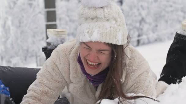 Dos mujeres jóvenes disfrutan de la nieve como niños. — Vídeos de Stock