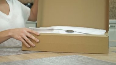 Genç bayan teslimattan dolayı çok mutlu. İnternetten alışveriş.