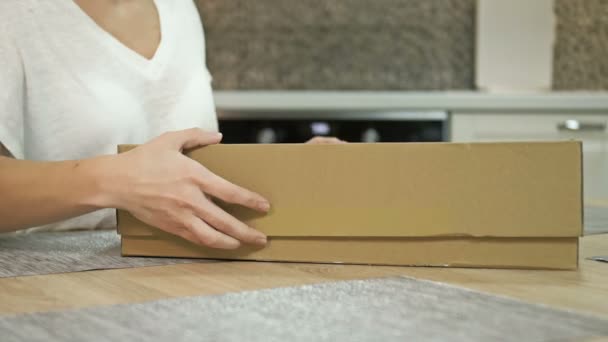 Kvinde er oprigtigt glad for den leverede pakke. Online shopping. – Stock-video