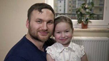 Küçük bir kızı olan orta yaşlı bir adamın portresi.