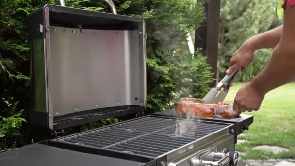 Le mani maschili con pinze si preparano a grigliare la carne. — Video Stock