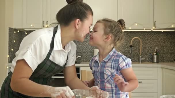 Mamma och dotter förbereder nåt i köket. Kärlek och ömhet. — Stockvideo