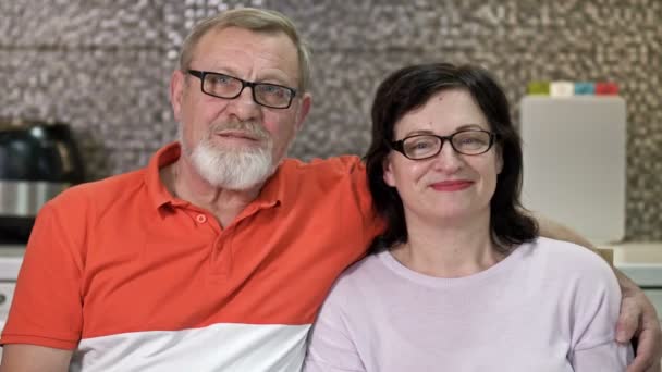 Portrét veselého staršího manželského páru v domácím interiéru. — Stock video