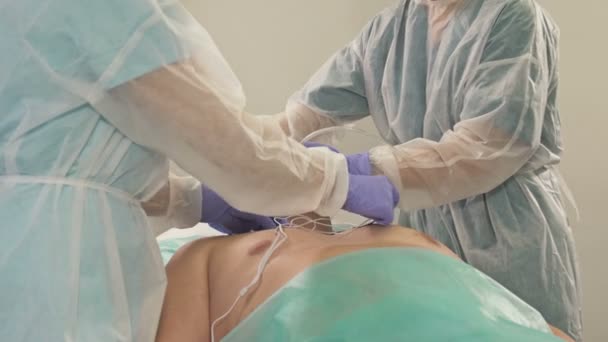 Artsen handen bedekken de patiënten met een laken. Mislukt om de patiënt te redden. — Stockvideo