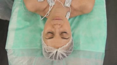 Doktorlar yalan söyleyen hastaya oksijen maskesi taktılar. Coronavirus Covid19 salgını.