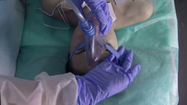 Doctors hands covering the patients face with a sheet. Failed to save the patient. — Stock Video