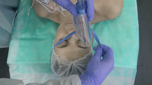 Les médecins mains couvrant les patients visage avec un drap. Impossible de sauver le patient. — Video