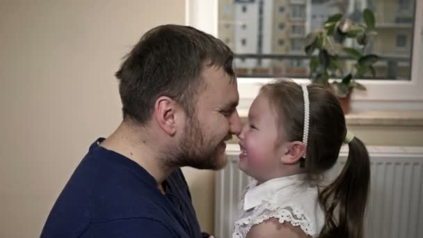 Junger Mann spielt mit seiner kleinen Tochter. — Stockvideo