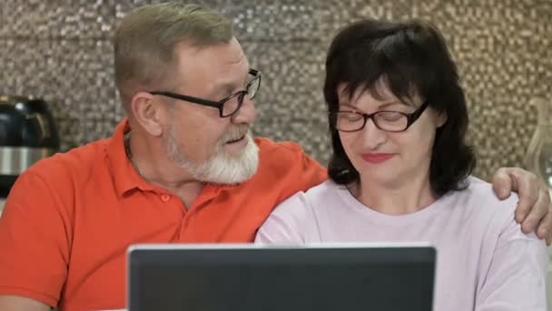 Portrét aktivního seniorského páru surfujícího na internetu. — Stock video