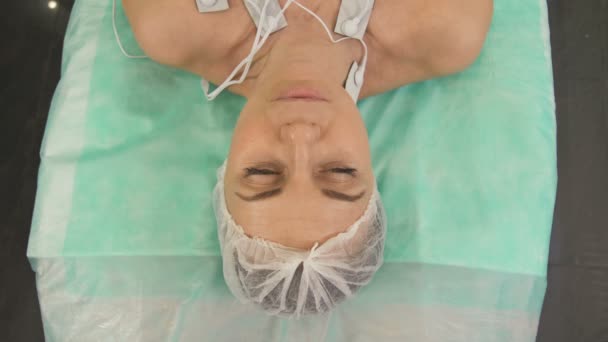 Vrouw wordt wakker na een operatie. — Stockvideo