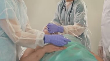 Hasta muayene sırasında ani bir kalp krizi geçirdi. Acil servis doktorları gerekli önlemleri alırlar..