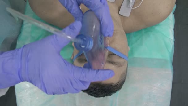 A máscara de oxigênio e os sensores de ECG são removidos do paciente. — Vídeo de Stock
