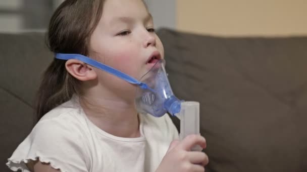 Mała dziewczynka robi inhalację z maską na twarzy w domu. — Wideo stockowe
