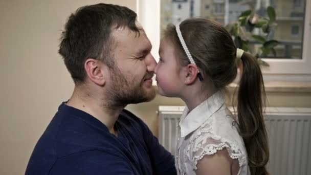 Giovane uomo gioca con la sua piccola figlia. — Video Stock