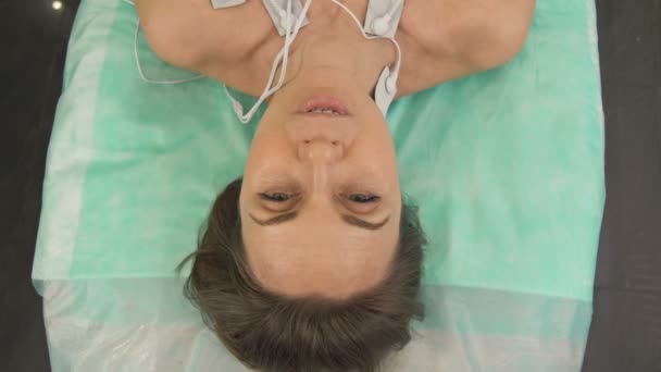 Femeia se trezește după o operație . — Videoclip de stoc