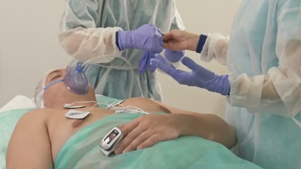 Läkare förbereder sig för en läkarundersökning av en manlig patient. — Stockvideo