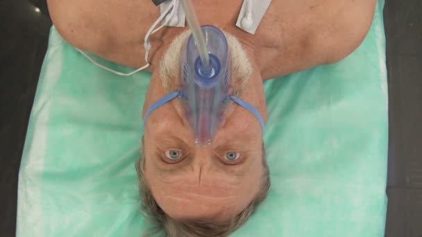 Un paciente anciano inconsciente recuperó la conciencia. Complicaciones después del coronavirus. — Vídeos de Stock