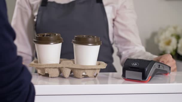 L'acheteur paie pour le café en utilisant le téléphone. Paiements sans contact. — Video