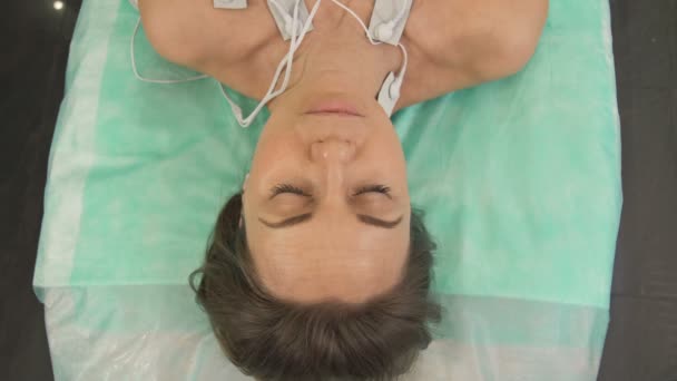 A nő felébred egy műtét után.. — Stock videók