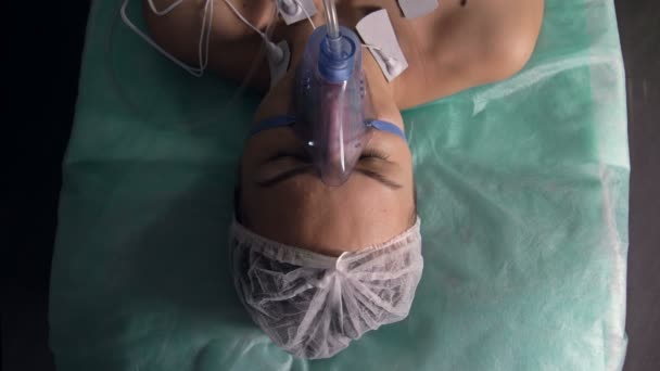 Ung kvindelig patient i koma åbnede øjnene. Genoplivningspatient i forbindelse med COVID- 19 pandemien. – Stock-video
