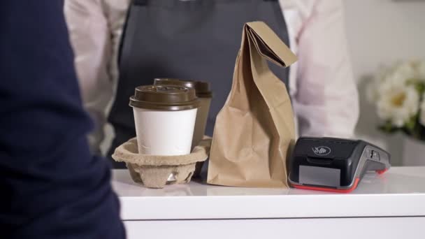 O comprador paga por compras no café usando um smartphone. Pagamentos sem contacto. Tecnologias modernas. — Vídeo de Stock