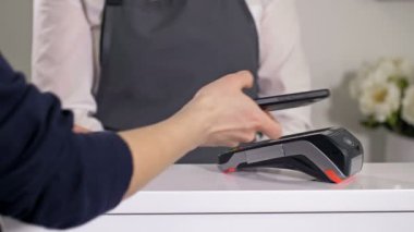 Cep telefonu ödeme onaylama süreci. Akıllı telefon kullanarak satın alımlar için temassız ödeme.