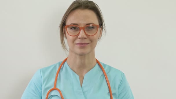 Portrait of a friendly female doctor. — Stock Video