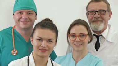 Doktorlar ve hemşirelerden oluşan profesyonel bir ekip. Grup portresi.