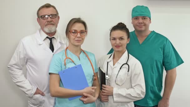 Equipe profissional de médicos centro médico. Retrato de grupo. — Vídeo de Stock