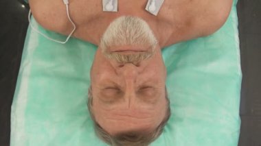 Bilinci yerinde olmayan yaşlı bir hasta kendine geldi. Coronavirüs sonrası komplikasyonlar.