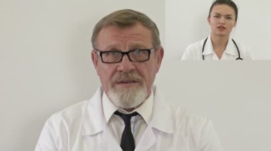 İnternetteki konferans. Profesyonellerin uzaktan iletişimi. Tıp çalışanlarının video konferansı fikirleri uzaktan paylaşıyor.