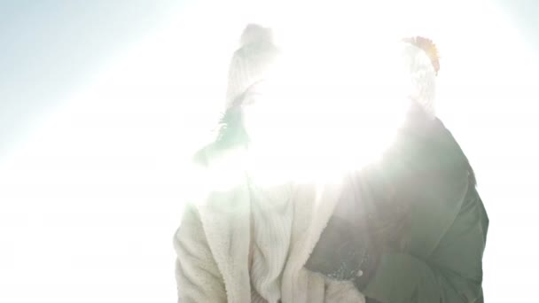 Portrait de deux copines ou sœurs gaies sur fond de journée ensoleillée d'hiver. — Video