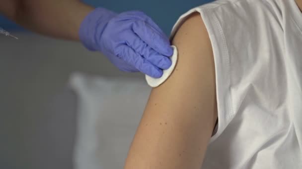 Mains d'une infirmière qui donne un vaccin à un patient. Porter des gants de protection en latex. Gros plan. — Video