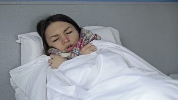 年轻女人病了，她咳嗽、发冷、流鼻涕。流感、感冒或结肠炎症状. — 图库视频影像