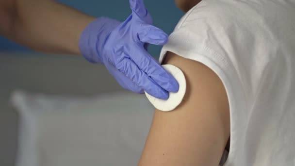 Handen van een verpleegster die een vaccin aan een patiënt geeft. Draag beschermende latex handschoenen. Close-up. — Stockvideo