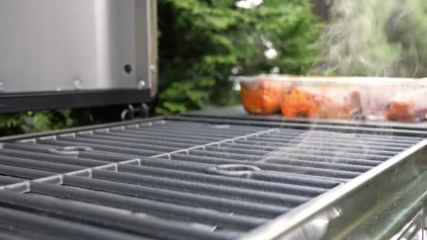 Outdoor barbecue klaar om vlees te grillen. — Stockvideo