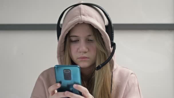 Adolescente tenant téléphone obsédé par les applications de médias sociaux smartphone assis seul à la maison. Adolescent accro à la technologie jouer à des jeux mobiles, messages texte, regarder des vidéos sur la technologie gadget moderne. — Video