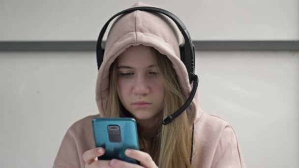 Adolescente tenant téléphone obsédé par les applications de médias sociaux smartphone assis seul à la maison. Adolescent accro à la technologie jouer à des jeux mobiles, messages texte, regarder des vidéos sur la technologie gadget moderne. — Video