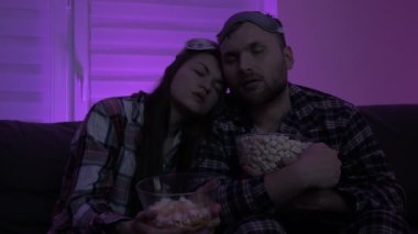 Genç evli çift televizyon izlerken kanepede uyuyakaldı..