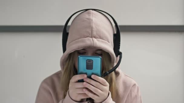 Adolescent regarde l'écran du smartphone sans regarder vers le haut. La dépendance moderne. Nomophobie. — Video