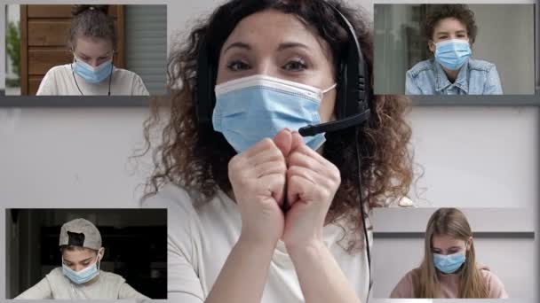 Afstandsonderwijs. Op het beeldscherm, leraar en leerlingen in beschermende maskers. Preventie van coronavirusinfectie. — Stockvideo