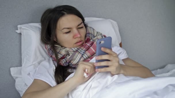 Telemedicina. Mujer joven enferma con síntomas de gripe, resfriado o coronavirus llama a su médico. — Vídeo de stock