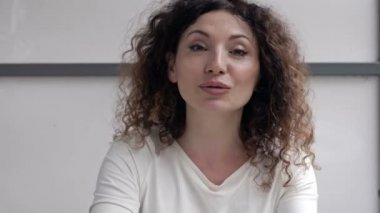 Öğretmen ya da profesör çevrimiçi dersler veriyor. COVID-19 salgını sırasında eğitim. Uzaklık öğrenimi.