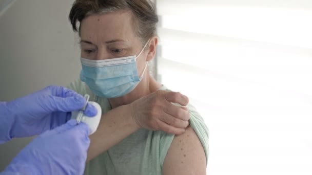 Vaccination prioritaire pour les personnes âgées. — Video